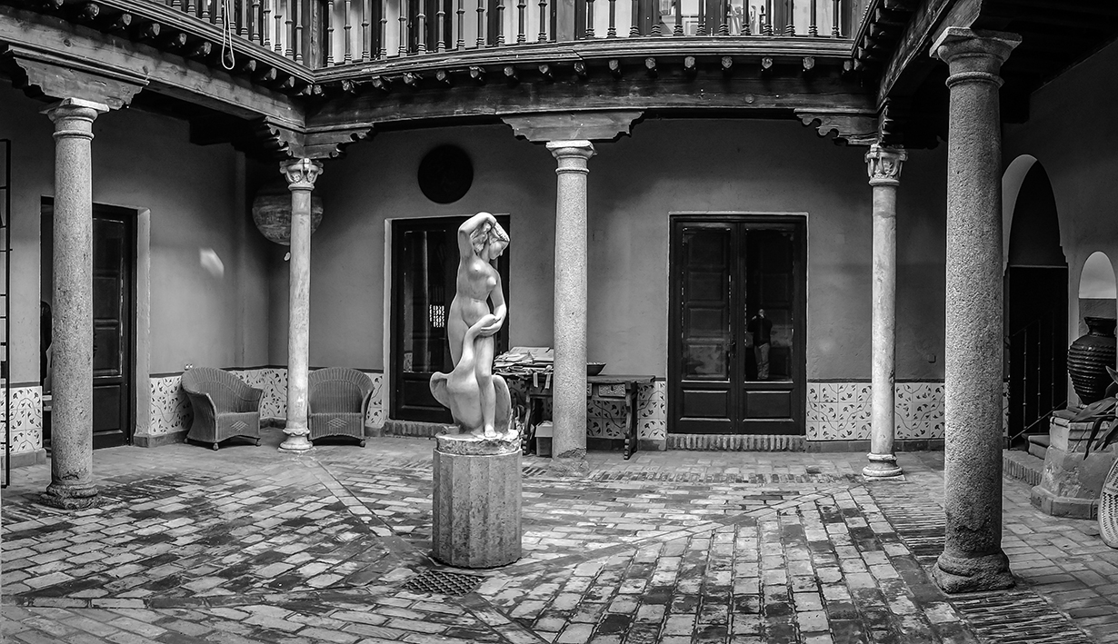 Escultura de Leda y el cisne, en el patio de la Calle Aljibes nº 14, Toledo. Fotografía: Jose María Gutiérrez Arias, Sección Vivienda, Consorcio de la Ciudad de Toledo. Año 2017.