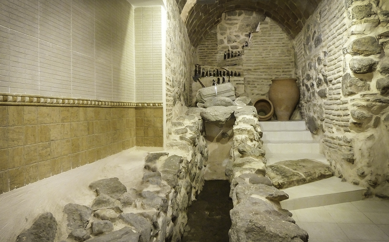 Alcantarilla romana de la Cuesta de Portugueses, esquina Calle Tornerías, en el sótano de la tienda de artesanía 